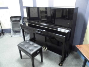 音楽室のピアノが新しくなりましたー！！